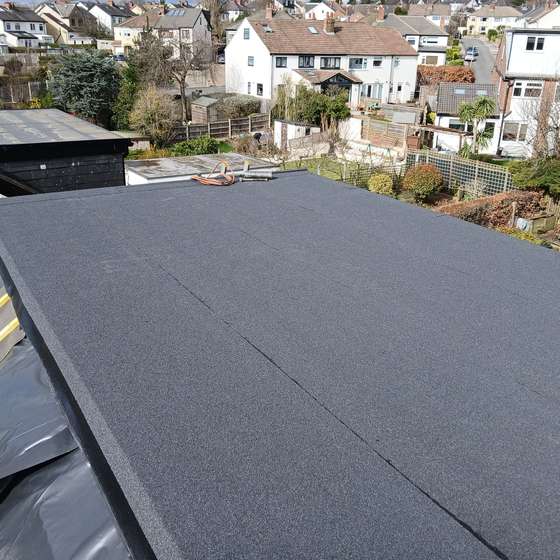 Flat roof edge