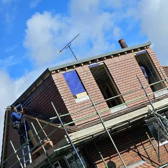 The dormer cheek going up